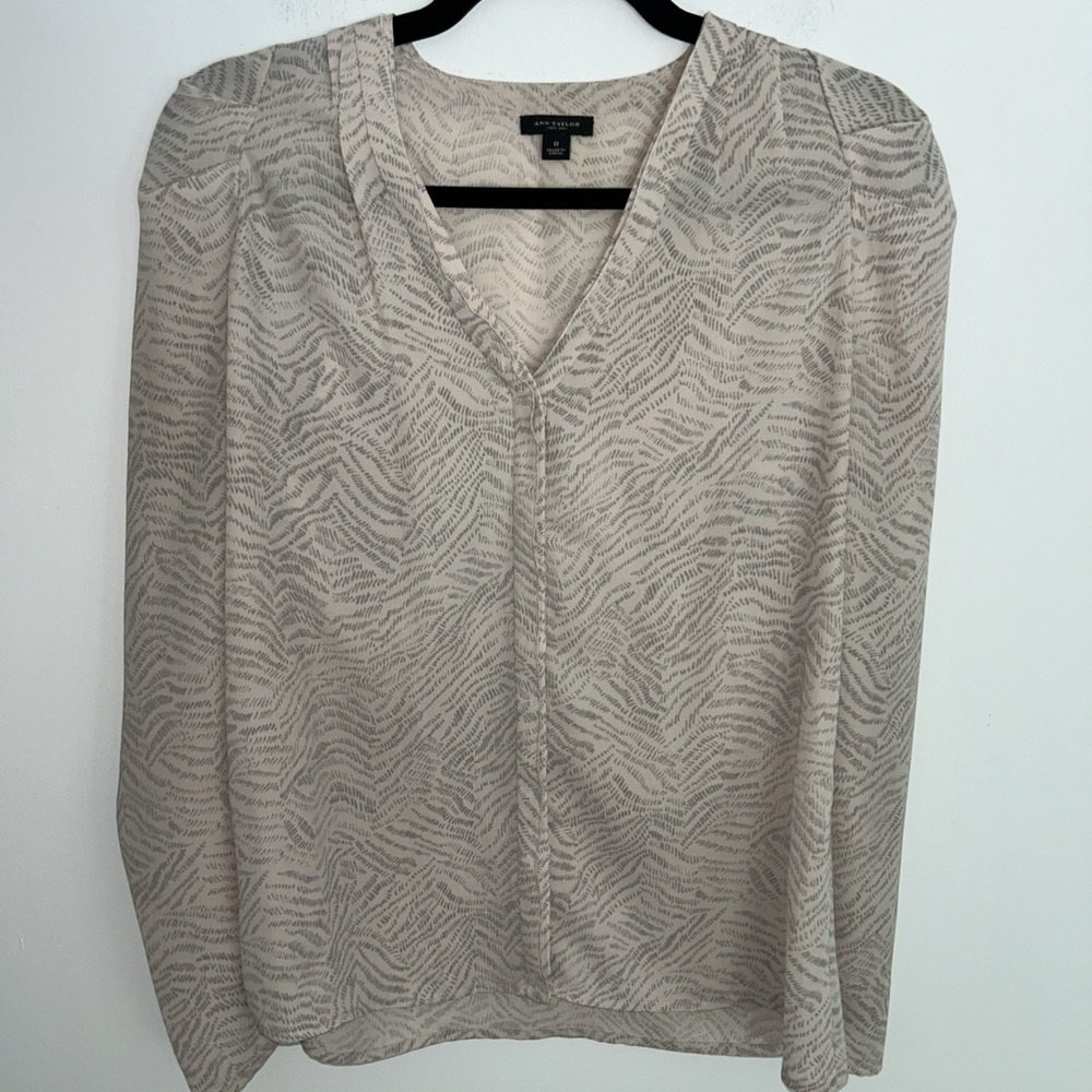 Ann Taylor Women's Size 0 Long Sleeve Beige V-Neck Button-Down Blouse Light